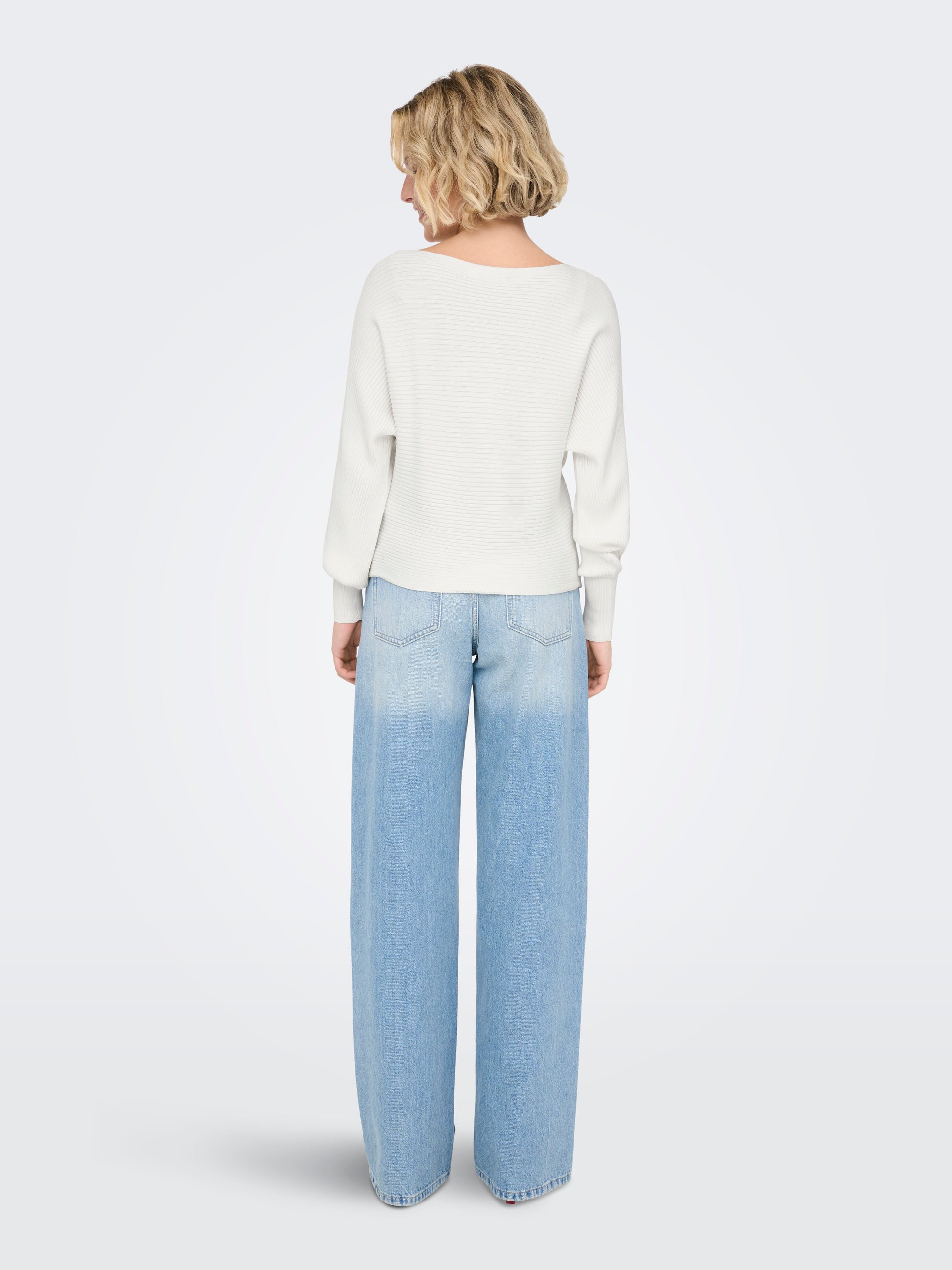 https://images.only.com/15226298/4394477/004/only-onladalinel-sshortpullokntnoos-white.jpg?v=ca0133d51fc98b440c75c8b022c87799