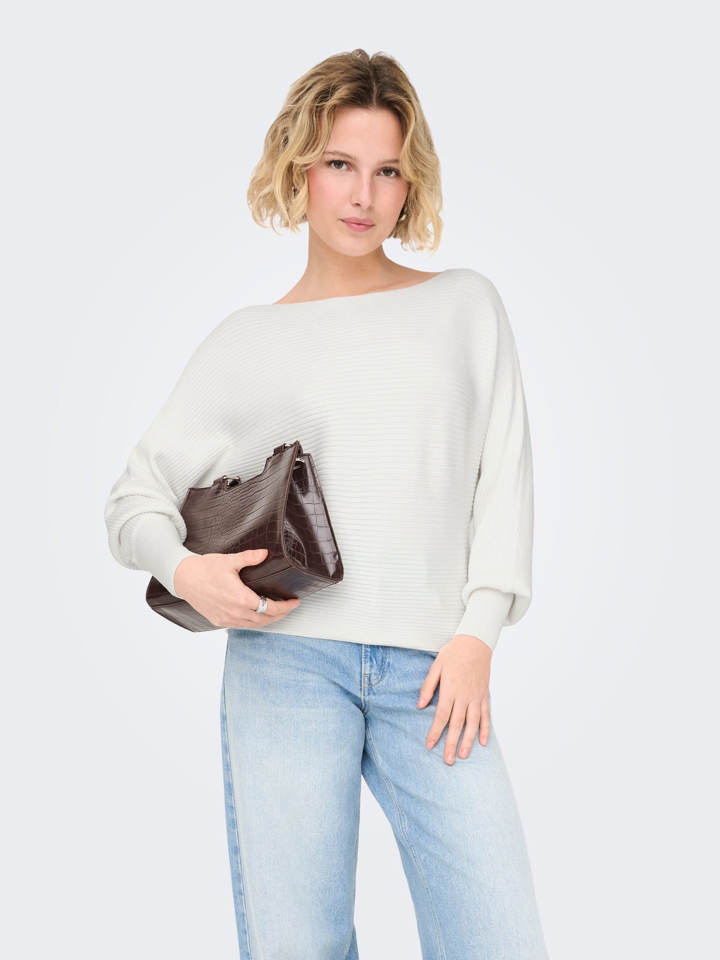 https://images.only.com/15226298/4394477/003/only-onladalinel-sshortpullokntnoos-white.jpg?v=b443fd87df0b6a914ff8abf61a631525