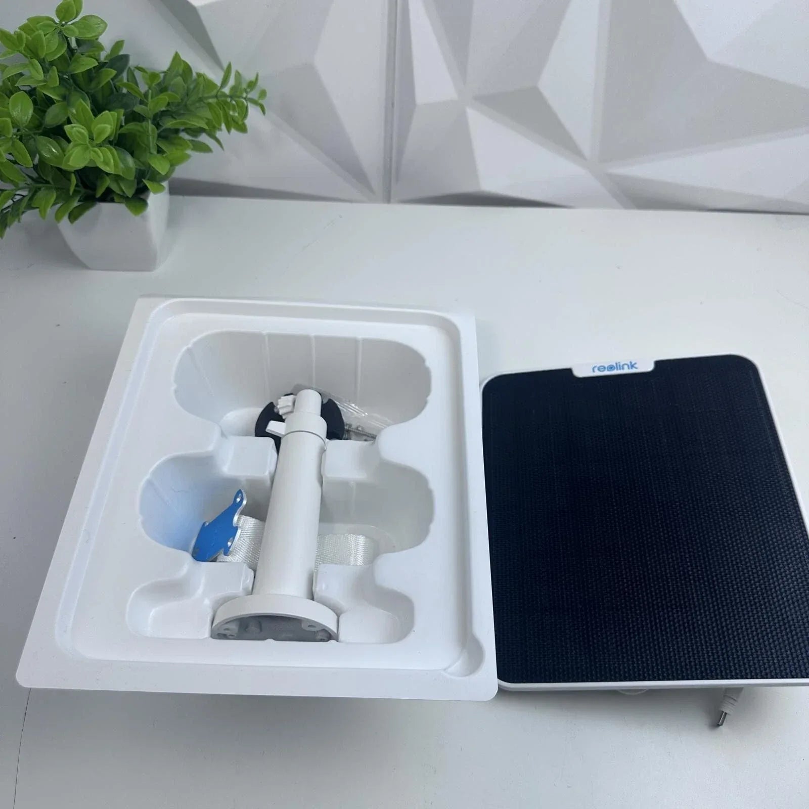 Reolink Argus Track 4K Dual-Lens PTZ Solar Camera Kit - Gomix Brands Outlet