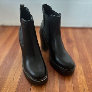 GBG Guess Los Angeles Women's Platform Chelsea Boot, 4-Inch Heel, Size 10