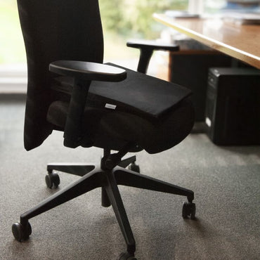 https://shop.theraline.de/media/catalog/product/cache/886ef86f47ddc1cf2849900478cf732b/s/i/sitzkeil_schwarz_auf_stuhl.jpg
